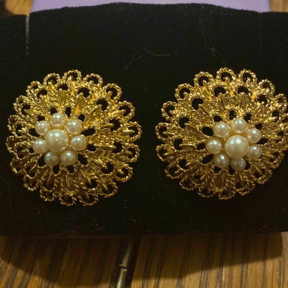 Avon Gold Tone and Pearl design Vintage Clip Earrings